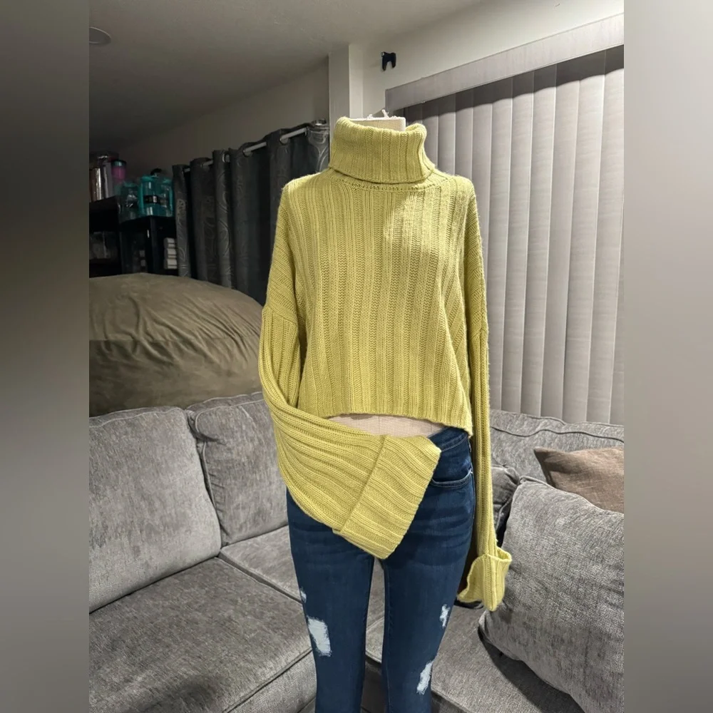 Arizona Jean Company Yellow Cropped Sweater